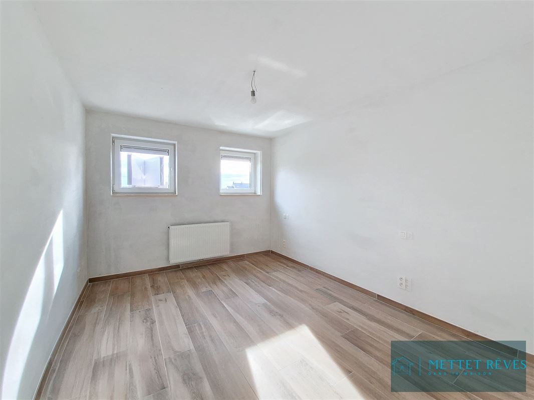 Une maison neuve de 3 chambres et garage.