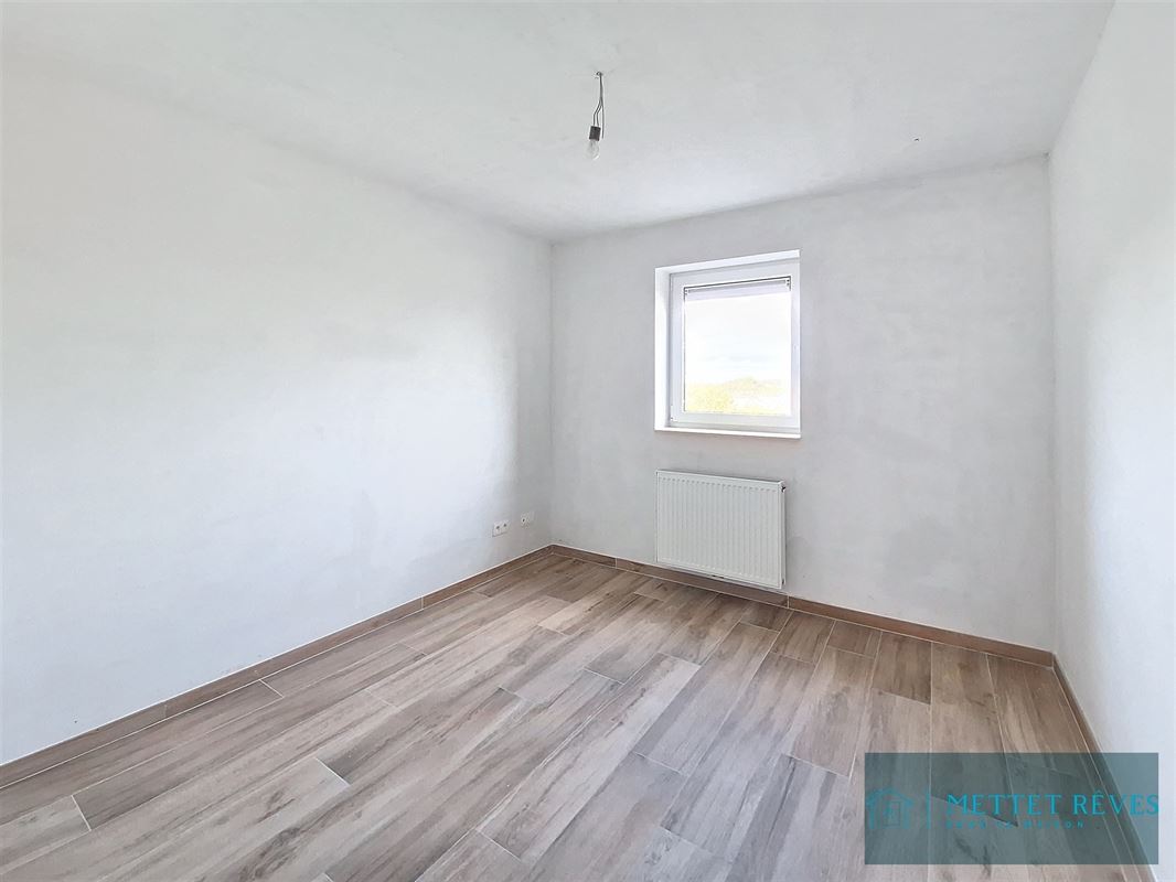 Une maison neuve de 3 chambres et garage.