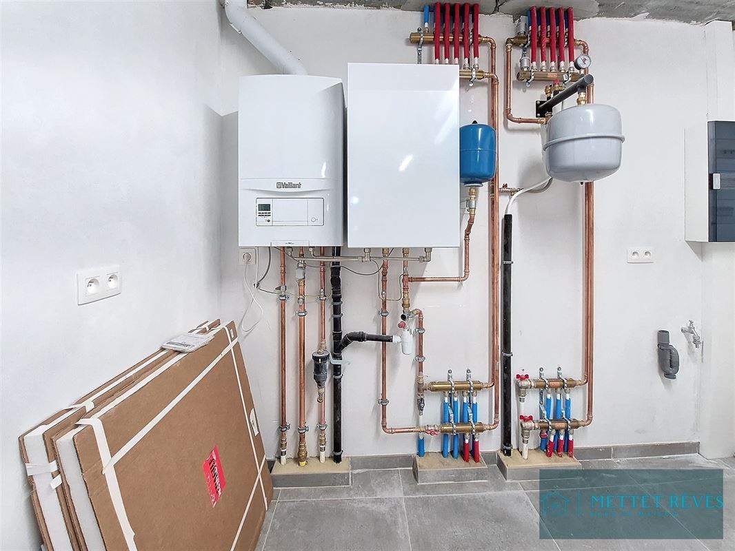 Une maison neuve de 3 chambres et garage.