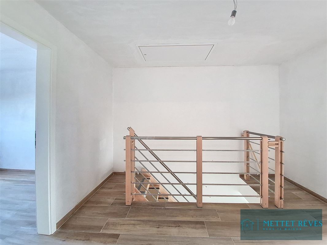 Une maison en nouvelle construction de 3 chambres et garage .