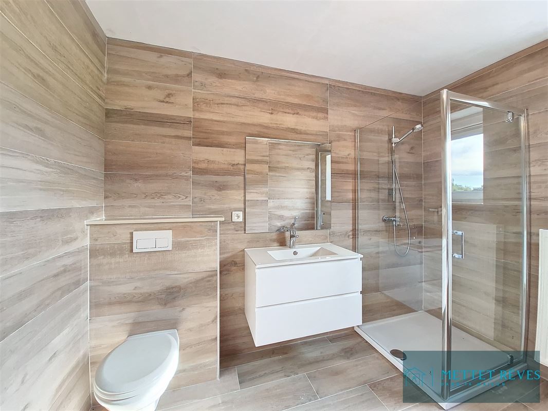 Une maison en nouvelle construction de 3 chambres et garage .