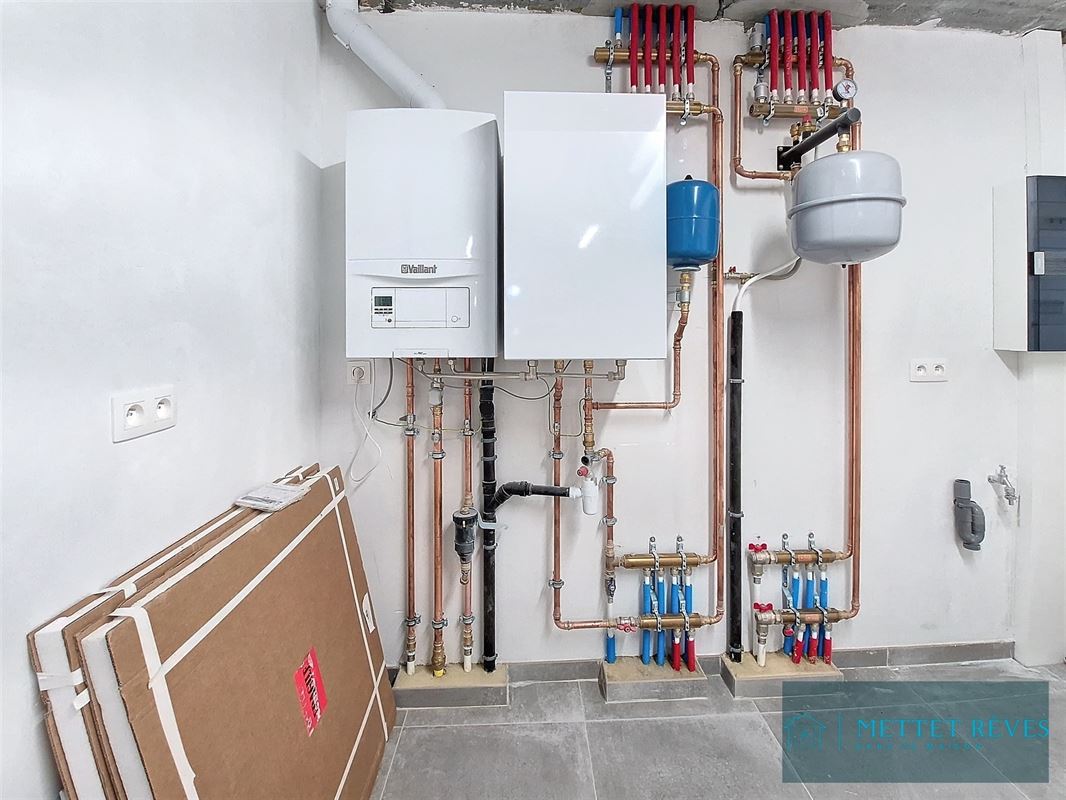 Une maison en nouvelle construction de 3 chambres et garage .