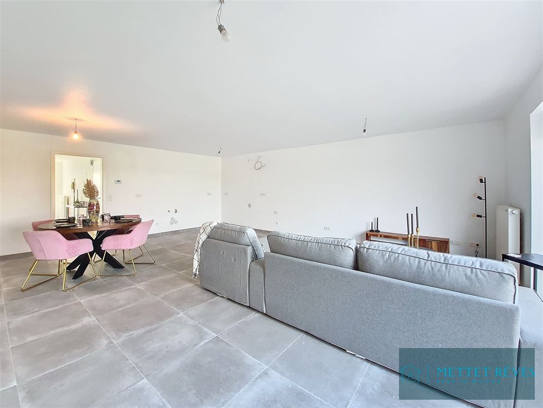 Une maison en nouvelle construction de 3 chambres et garage .