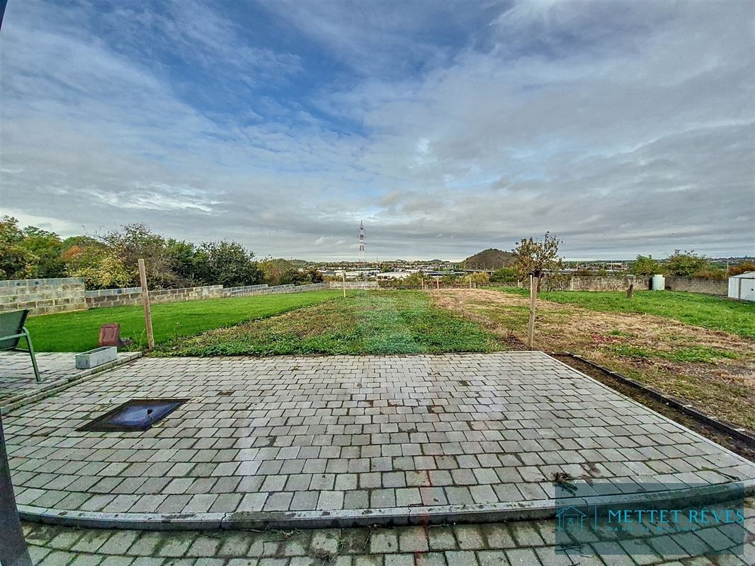 Une maison neuve de 3 chambres et garage.