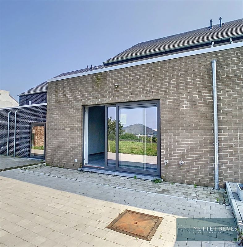 Une maison neuve de 3 chambres et garage.