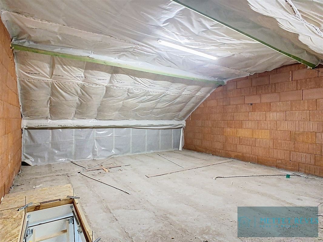 Une maison neuve de 3 chambres et garage.