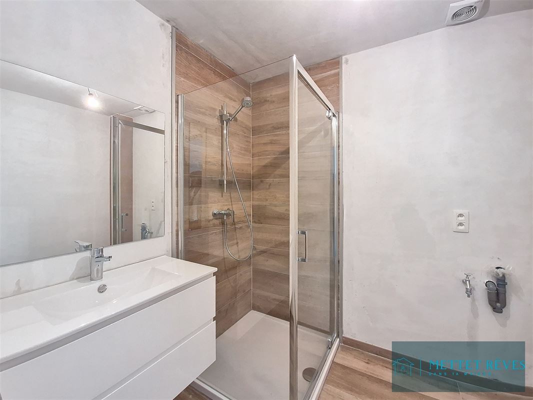 Une maison en nouvelle construction de 3 chambres et garage .