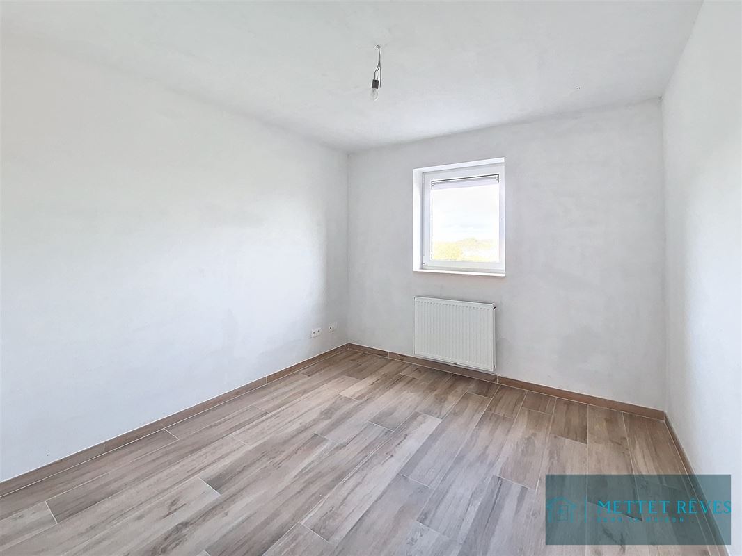 Une maison en nouvelle construction de 3 chambres et garage .