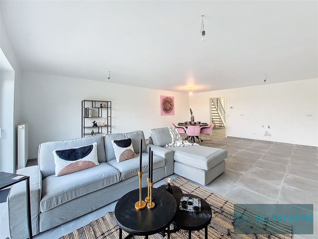 Une maison neuve de 3 chambres et garage.