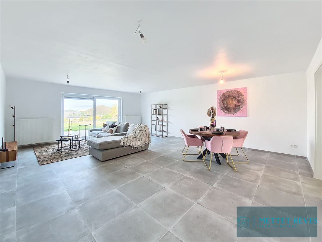 Une maison neuve de 3 chambres et garage.