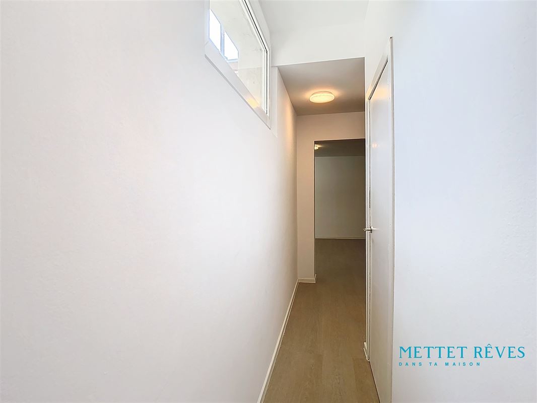 Studio neuf d'une chambre et salle de douche privée.