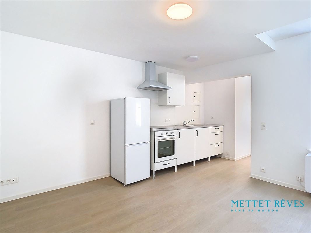Studio rénové d'une chambre et salle de douche privée