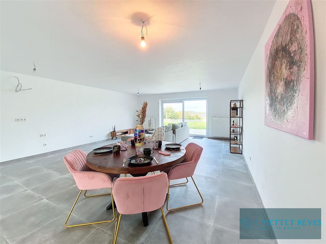 Une maison neuve de 3 chambres et garage.