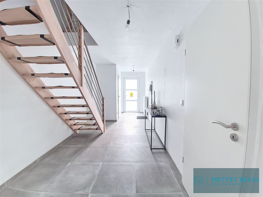 Une maison neuve de 3 chambres et garage.