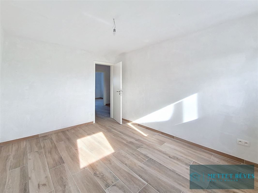 Une maison neuve de 3 chambres et garage.