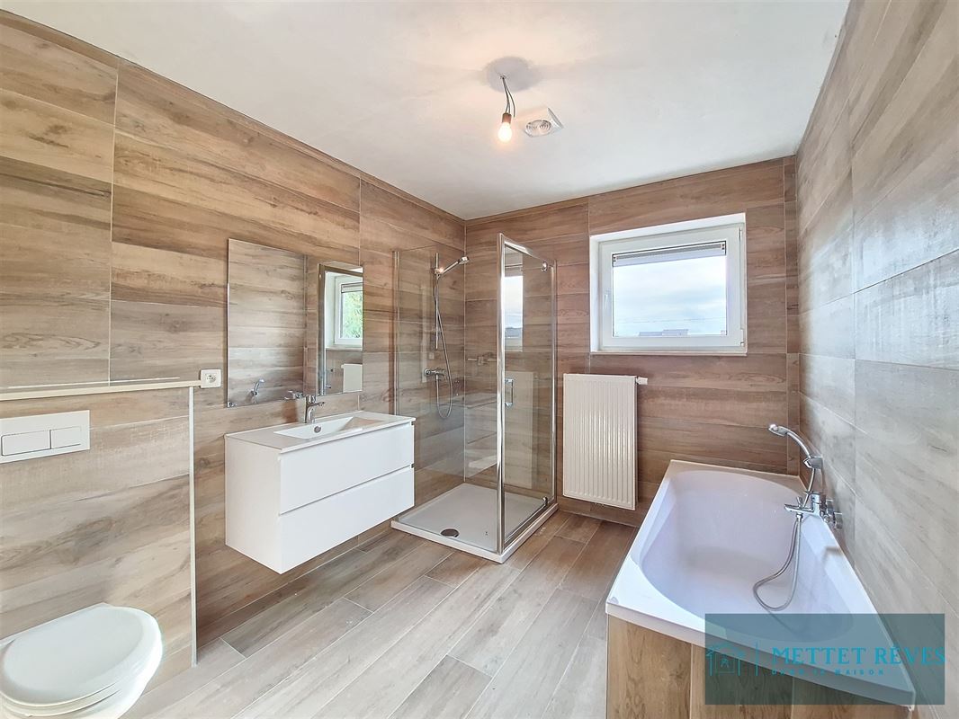 Une maison neuve de 3 chambres et garage.