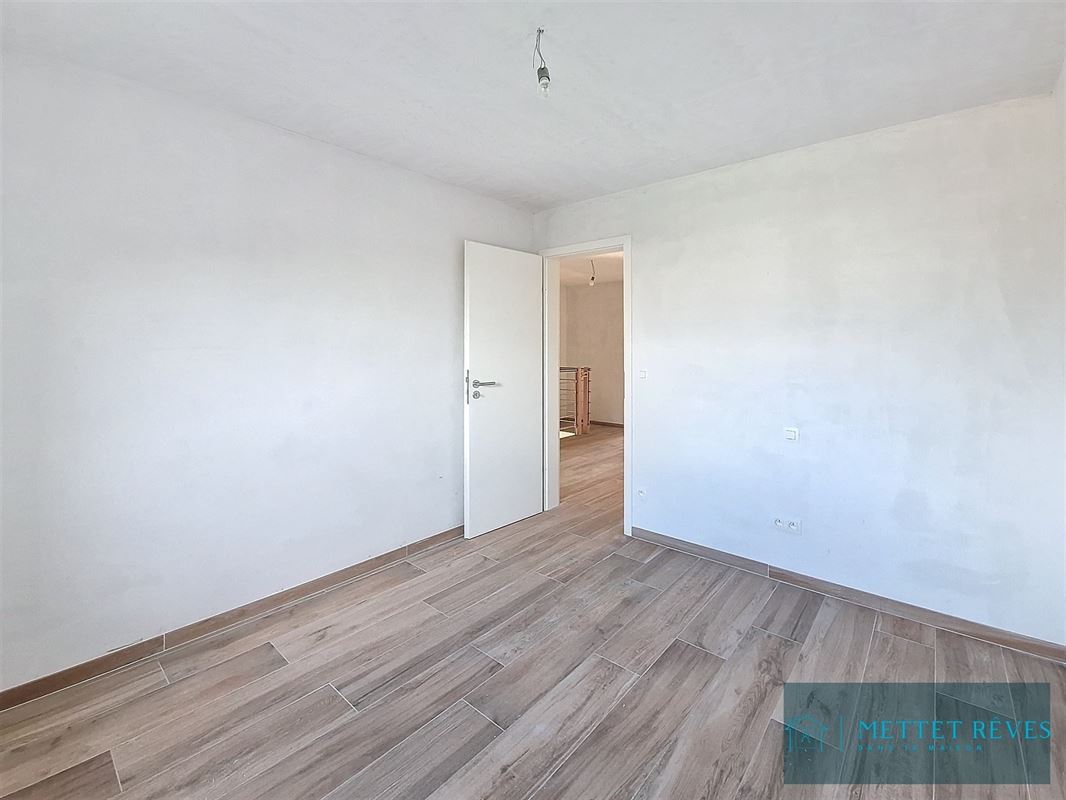 Une maison neuve de 3 chambres et garage.