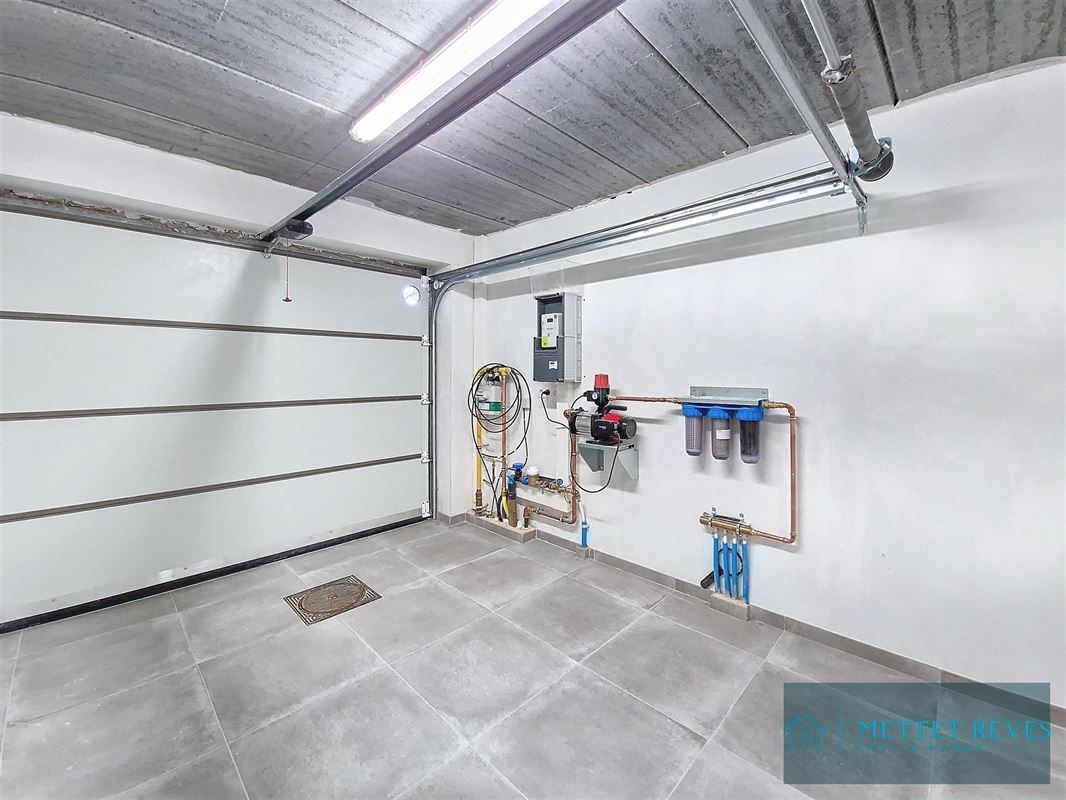 Une maison neuve de 3 chambres et garage.