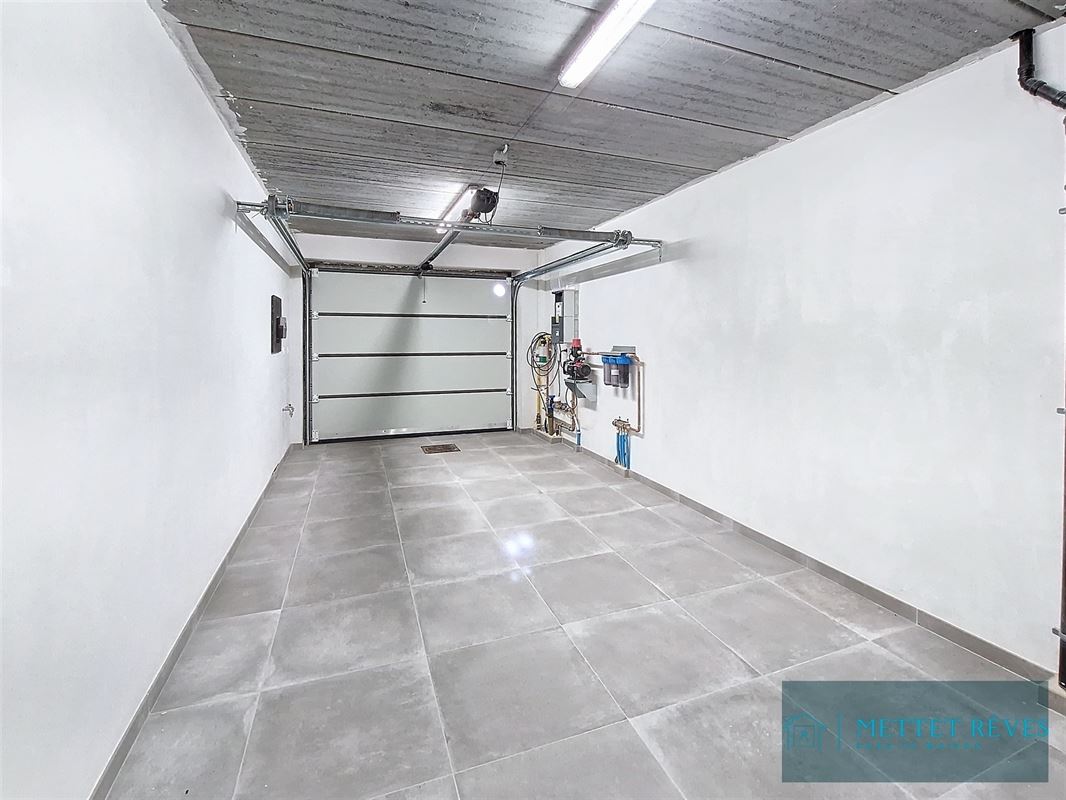 Une maison neuve de 3 chambres et garage.