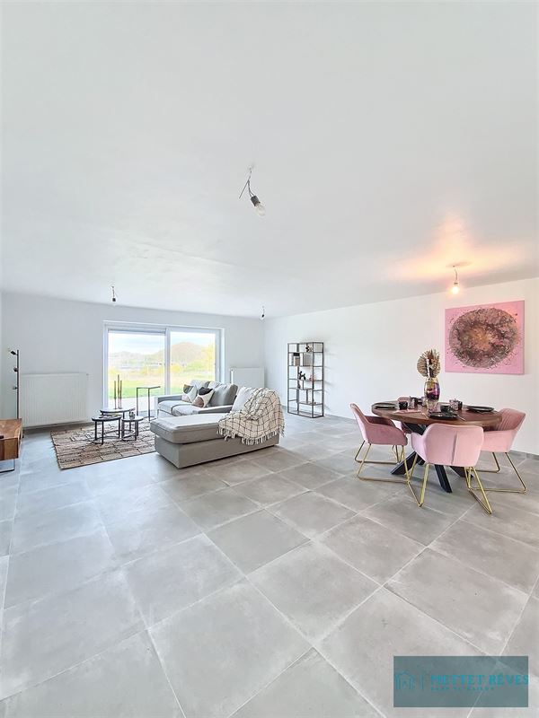 Une maison en nouvelle construction de 3 chambres et garage .