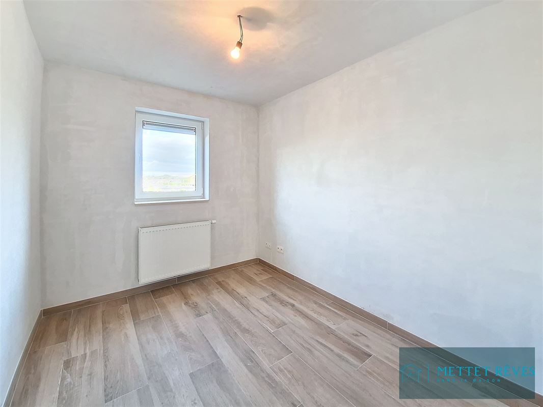 Une maison en nouvelle construction de 3 chambres et garage .