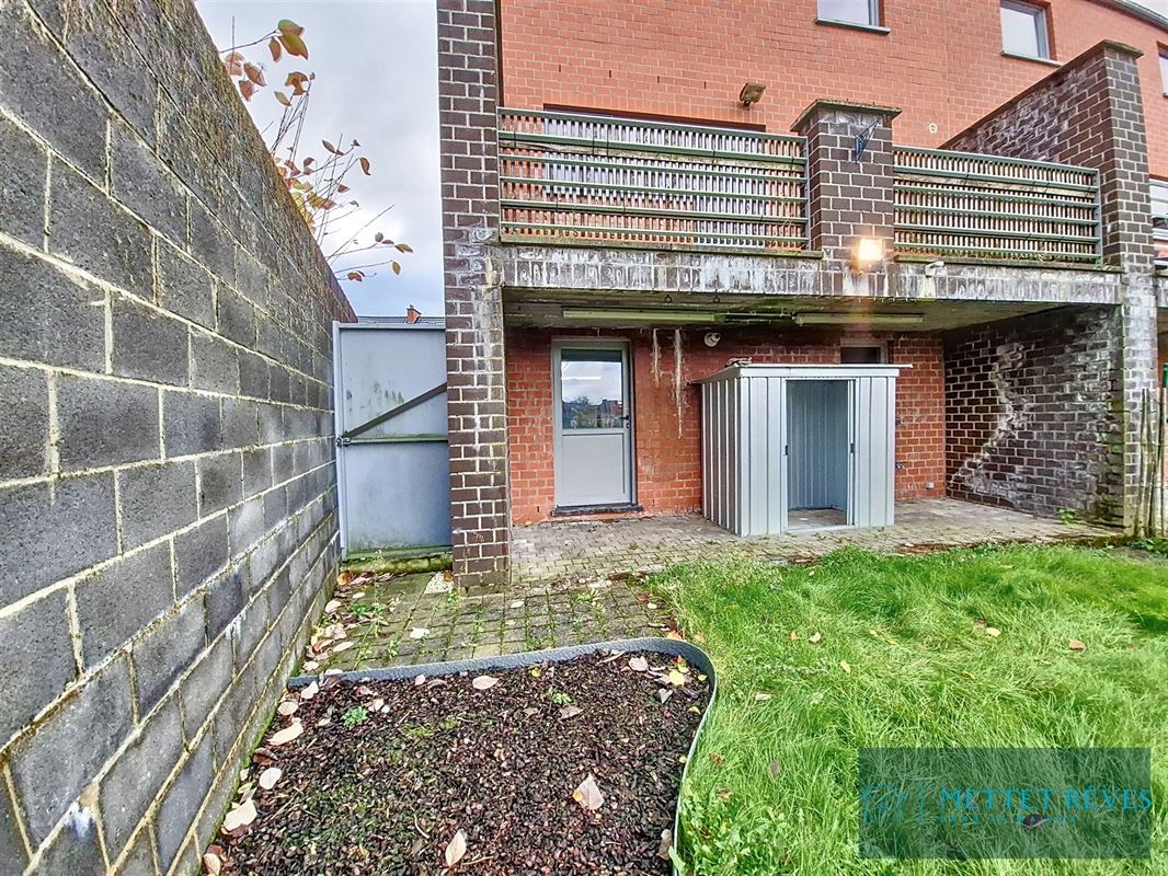 Maison Bel-étage de 3 façades de 196m2, passage latéral.