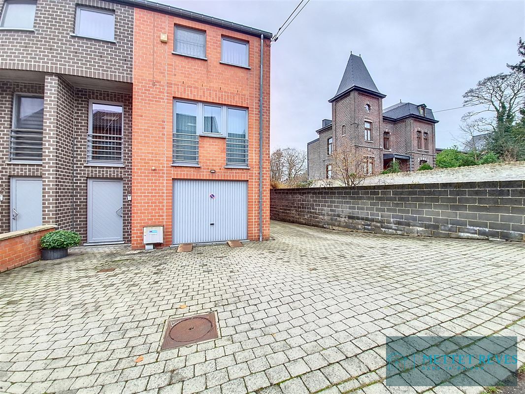 Maison Bel-étage de 3 façades de 196m2, passage latéral.