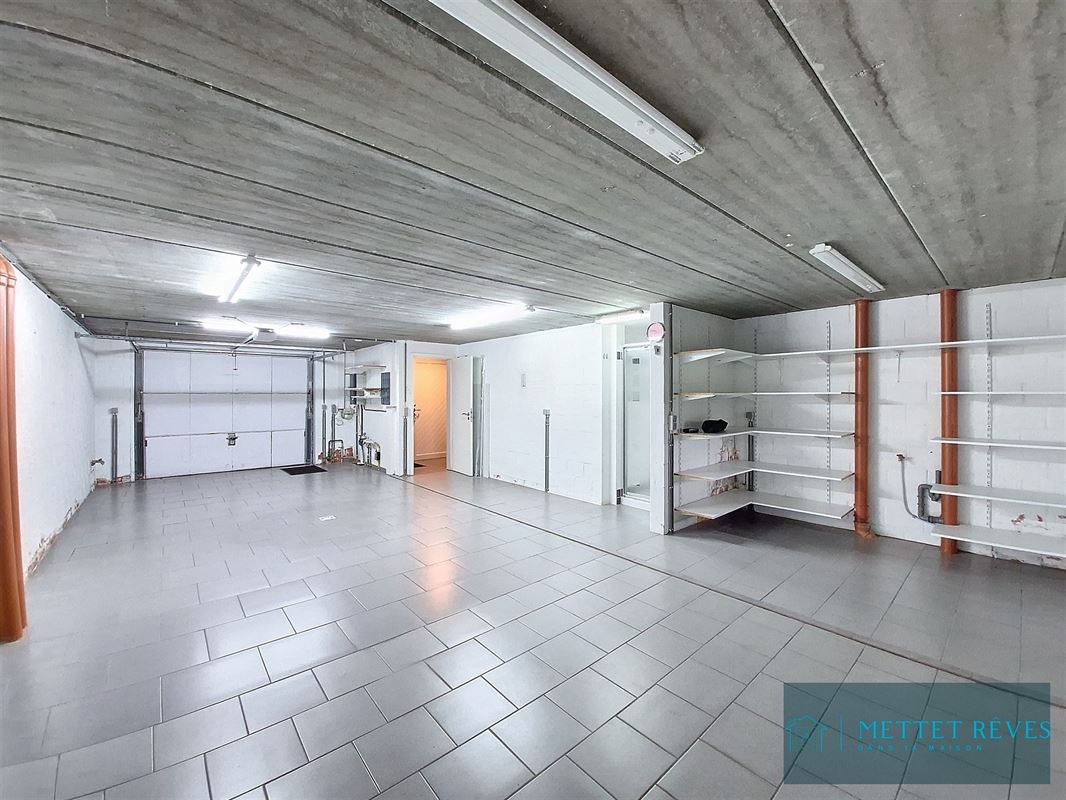 Maison Bel-étage de 3 façades de 196m2, passage latéral.