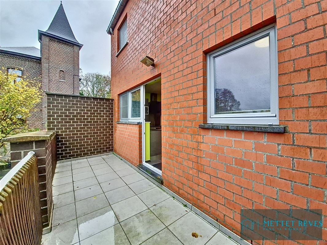 Maison Bel-étage de 3 façades de 196m2, passage latéral.