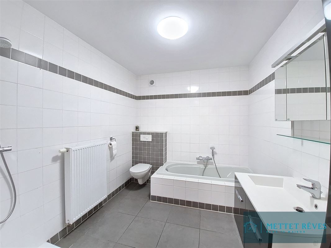 Maison Bel-étage de 3 façades de 196m2, passage latéral.