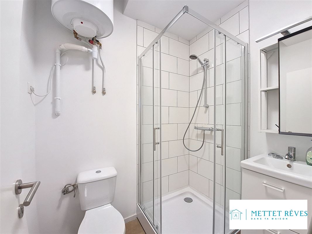 Studio avec une salle de douche privée.