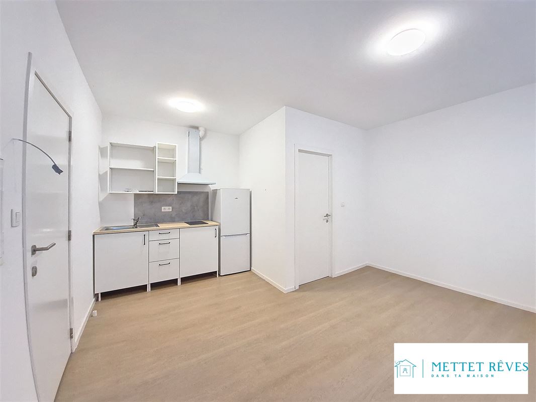 Studio avec une salle de douche privée.