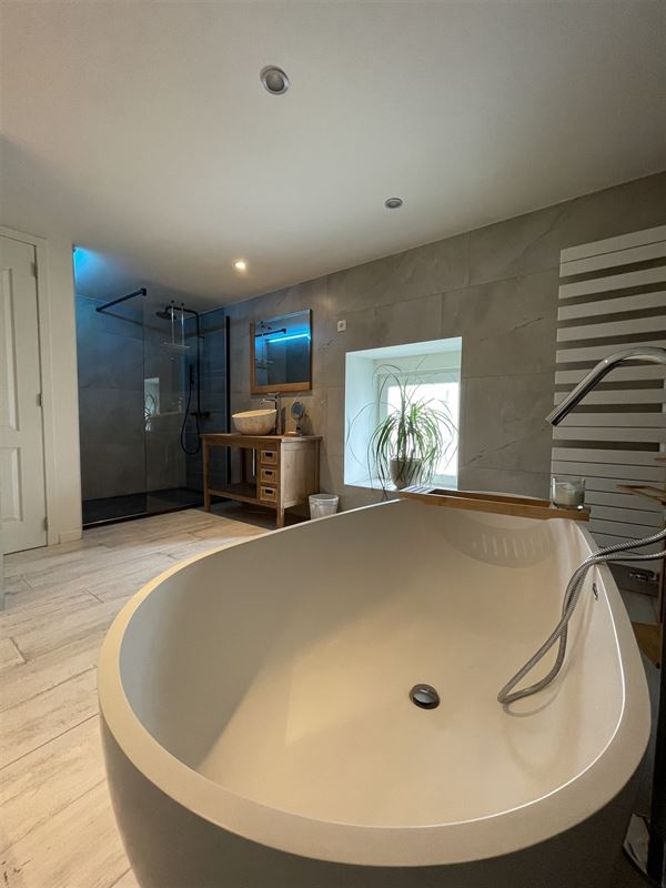 Charmante maison confortable rénovée de 3 chambres.