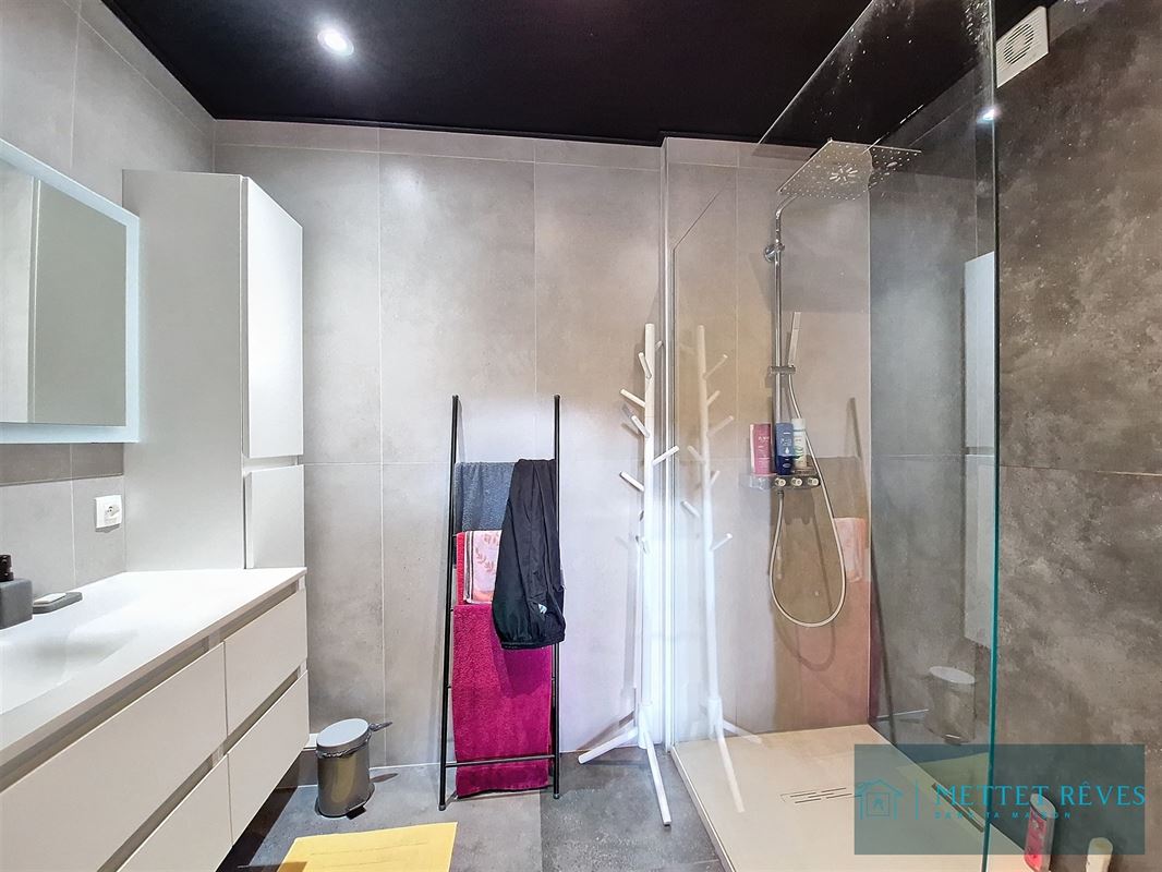 A vendre maison rénovée 3F. avec garage de 189m2.