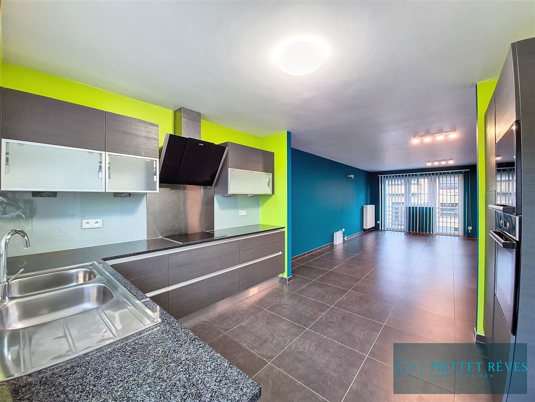 Maison Bel-étage de 3 façades de 196m2, passage latéral.