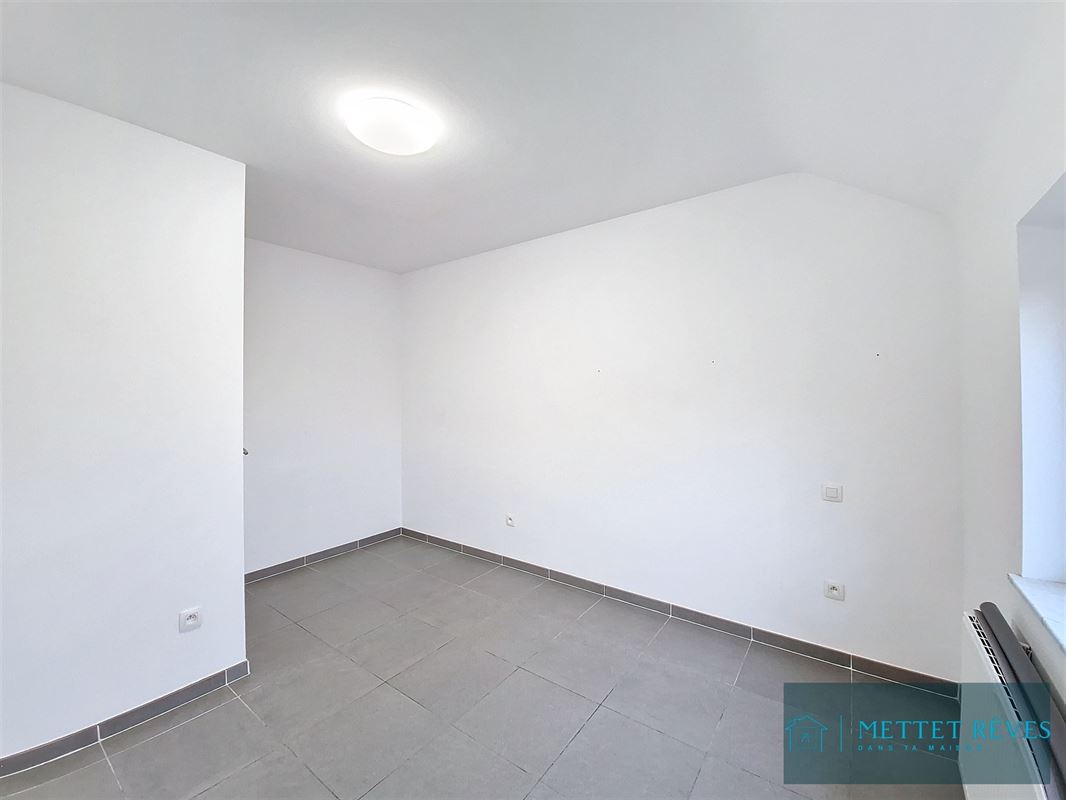 Maison Bel-étage de 3 façades de 196m2, passage latéral.