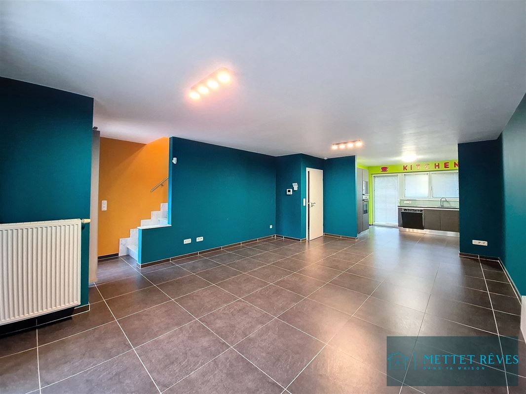 Maison Bel-étage de 3 façades de 196m2, passage latéral.