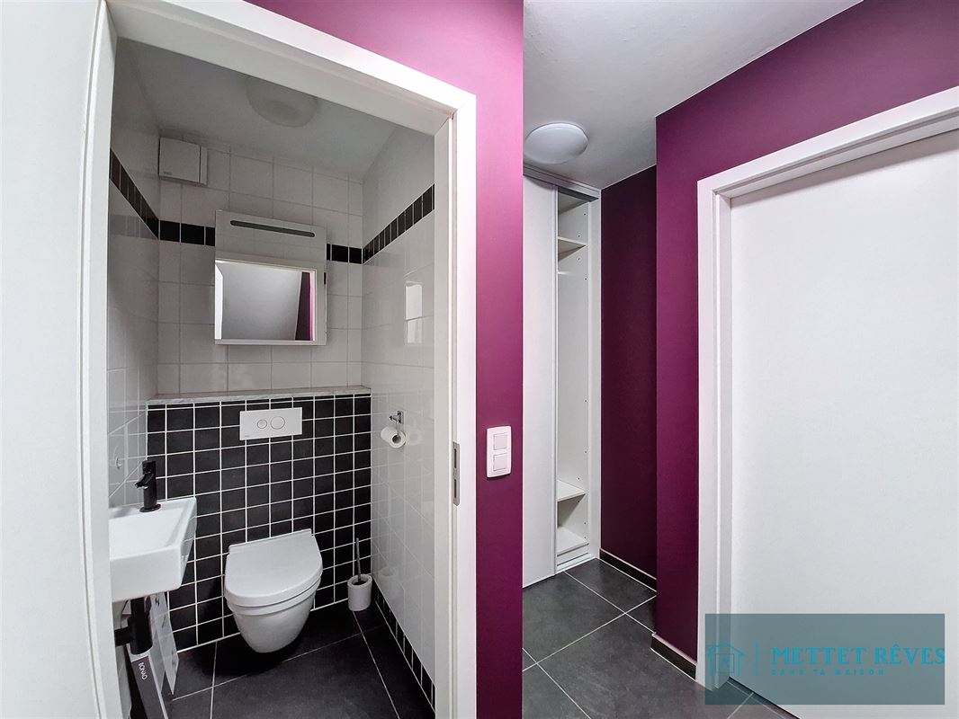 Maison Bel-étage de 3 façades de 196m2, passage latéral.