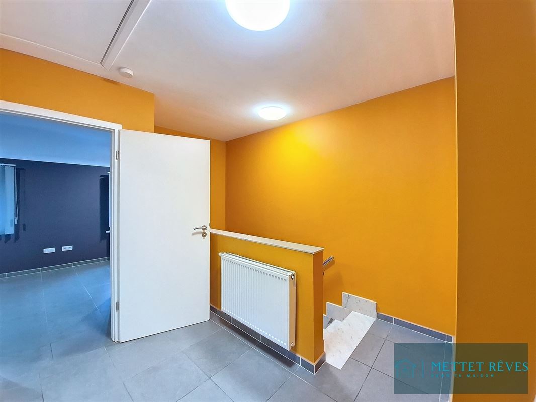 Maison Bel-étage de 3 façades de 196m2, passage latéral.