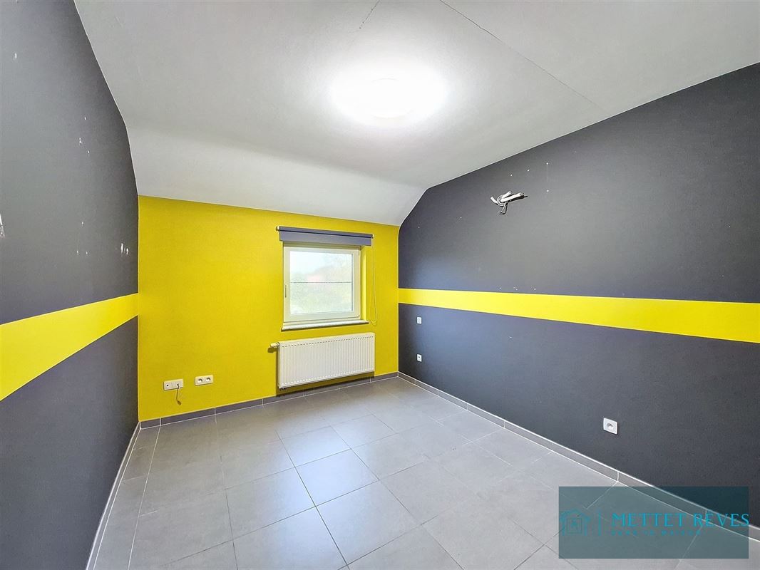 Maison Bel-étage de 3 façades de 196m2, passage latéral.