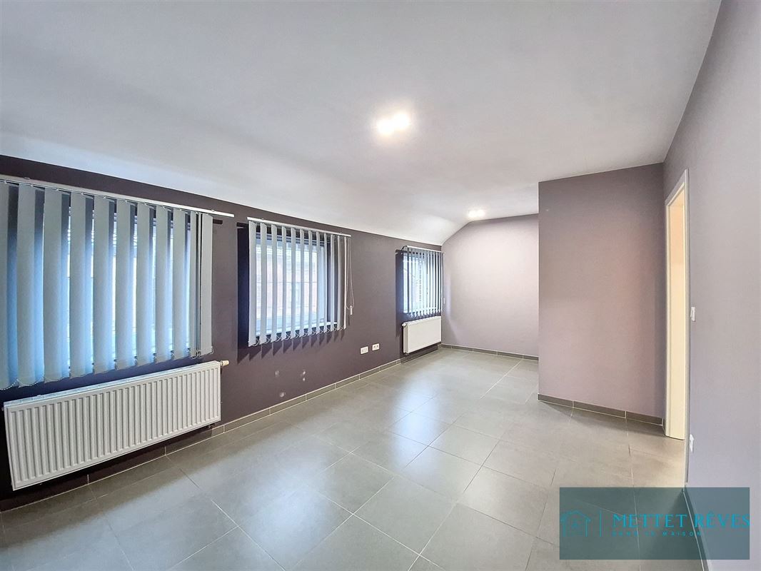 Maison Bel-étage de 3 façades de 196m2, passage latéral.