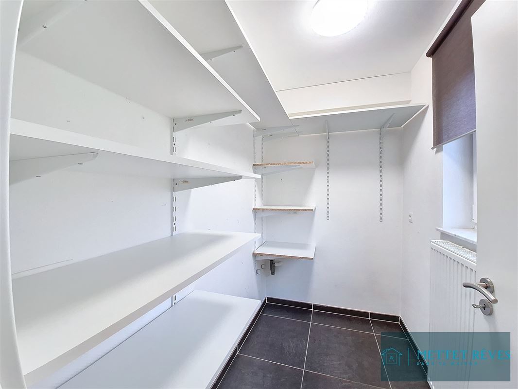 Maison Bel-étage de 3 façades de 196m2, passage latéral.