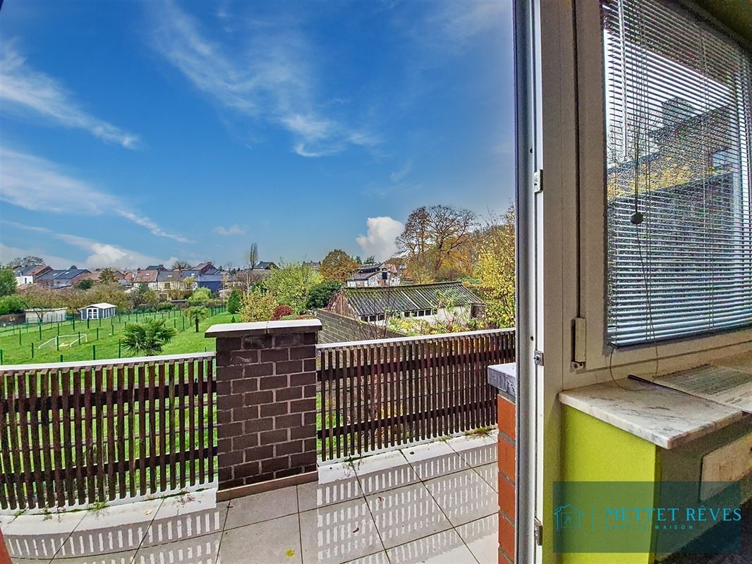 Maison Bel-étage de 3 façades de 196m2, passage latéral.