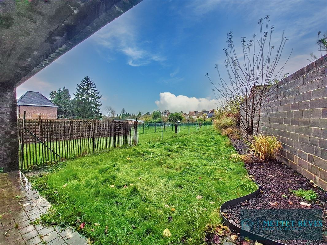 Maison Bel-étage de 3 façades de 196m2, passage latéral.