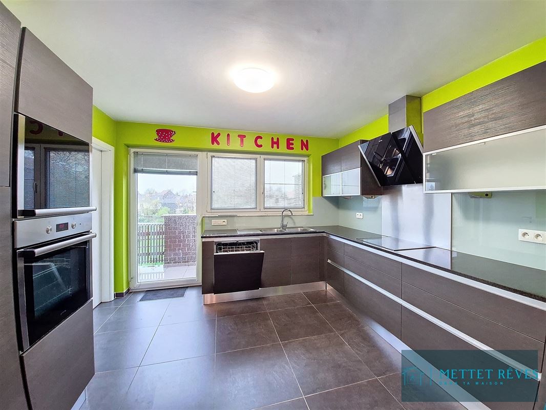 Maison Bel-étage de 3 façades de 196m2, passage latéral.