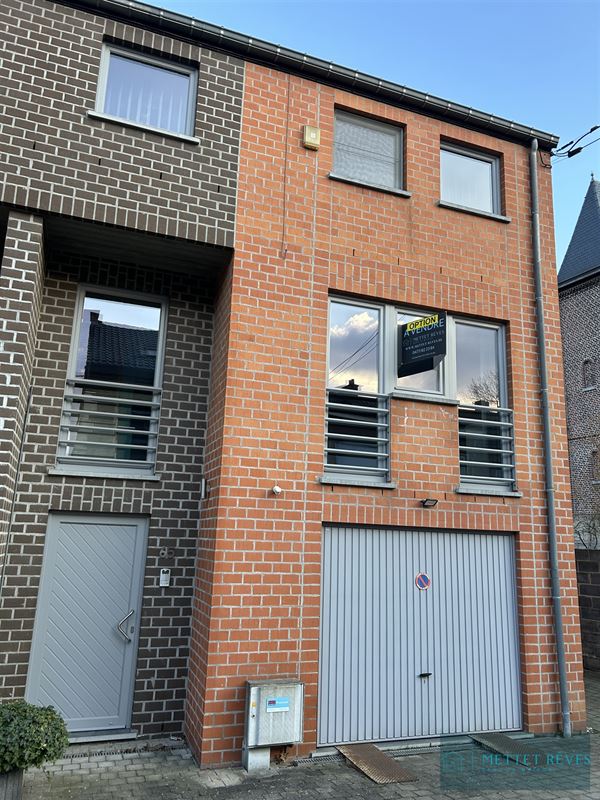 Maison Bel-étage de 3 façades de 196m2, passage latéral.