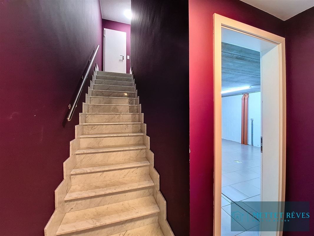 Maison Bel-étage de 3 façades de 196m2, passage latéral.