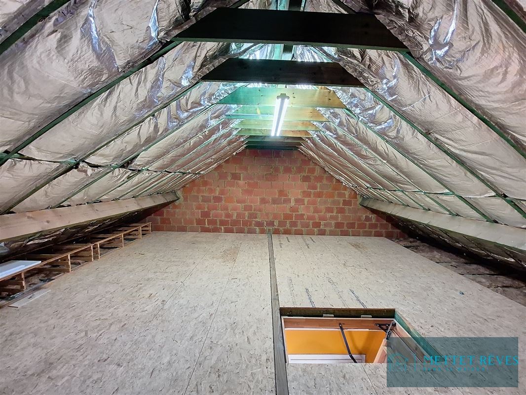 Maison Bel-étage de 3 façades de 196m2, passage latéral.