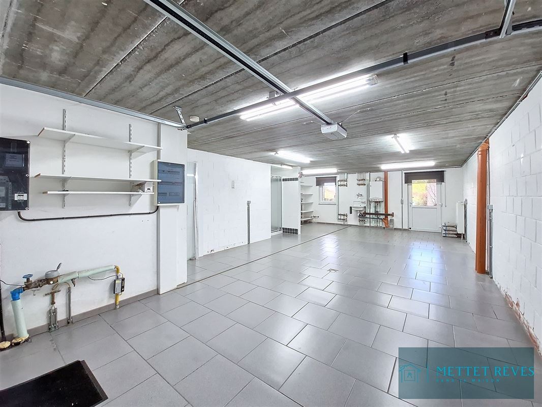 Maison Bel-étage de 3 façades de 196m2, passage latéral.