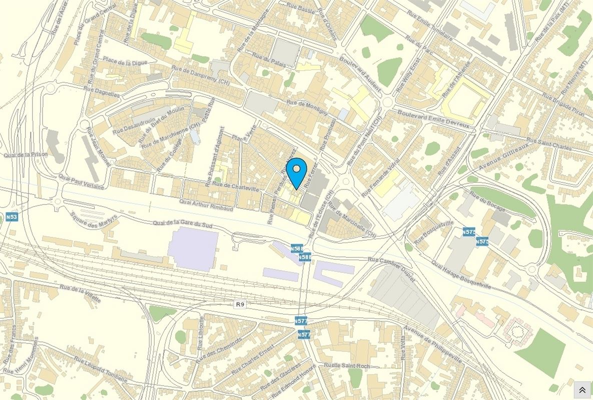 Studio avec une salle de douche privée.